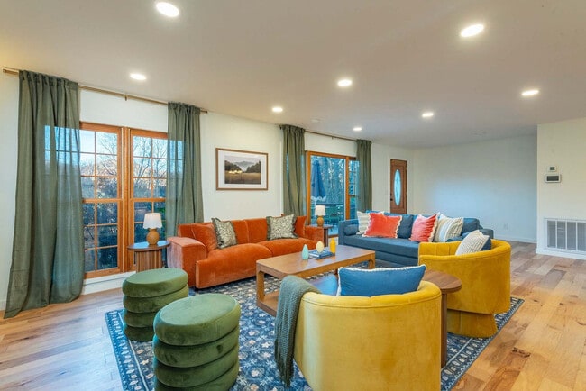 Building Photo - 32 Whitaker View Rd