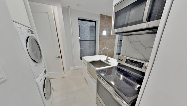 Photo - 336 E 18th St Unit B4