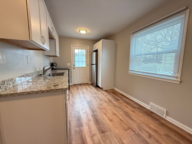 Photo - 14310 Hobart Ave