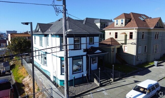 Building Photo - 369 8th St Unit B Rental
