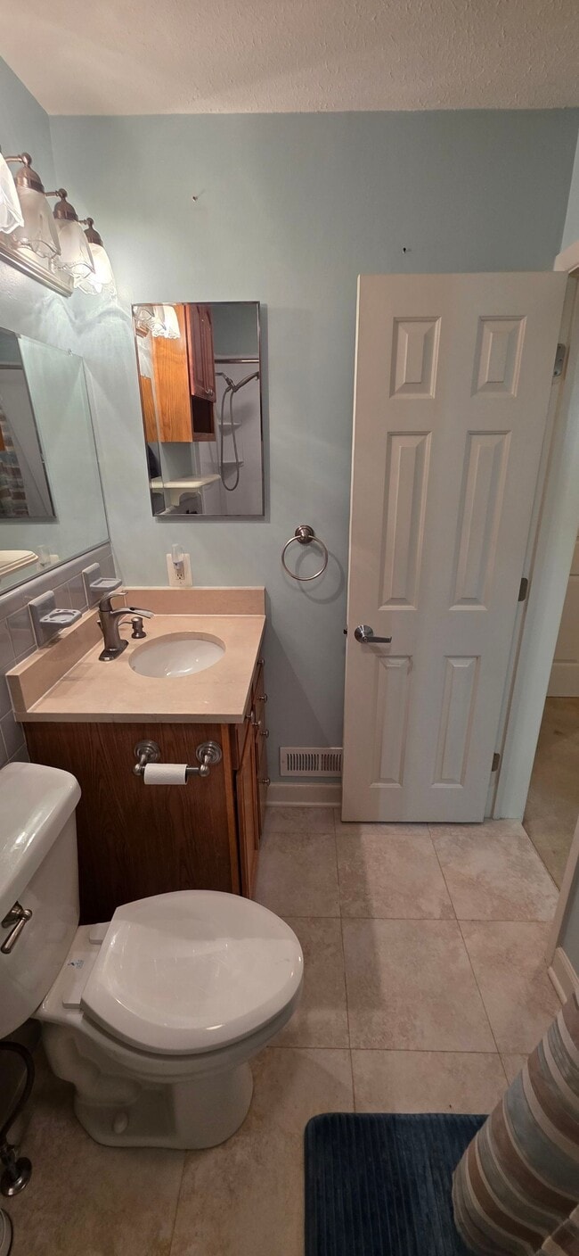 Building Photo - 1 Center Rd Unit 4