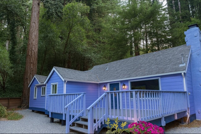 Front of house parking to the right . Large yard in back - 230 Reynolds Dr Casa
