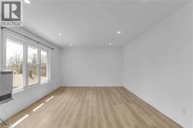 Photo - 51 Dundas St E Unité 7