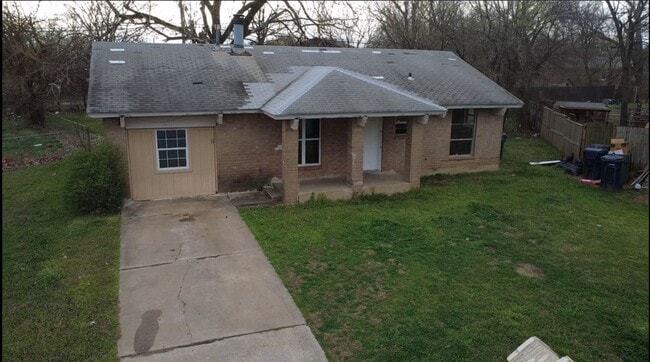 Building Photo - Charming 4-Bedroom Home with Spacious Yard!