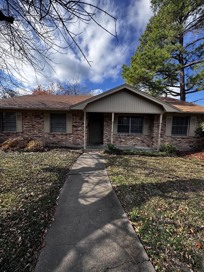 Building Photo - 1311 Alpine Dr