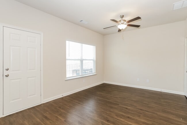 Photo - 402 Highwood Ln