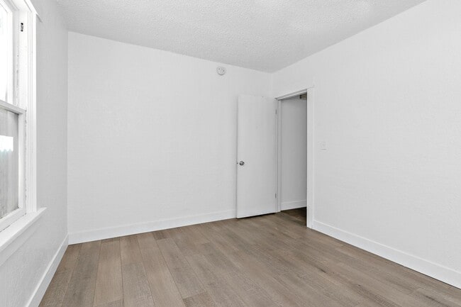 Photo - 1 bedroom 1 bathroom upstairs 4 plex unit available 05/18/2026 Unit Davis-135 Davis - 2