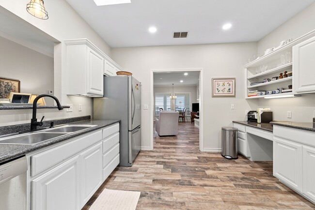 Photo - 1008 Edinburgh Dr