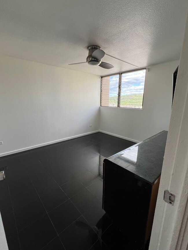 Building Photo - Available Now! Convenient Location Unit BPH1
