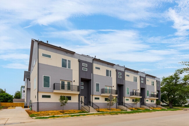 Building Photo - 2801 Weisenberger St Unit 101