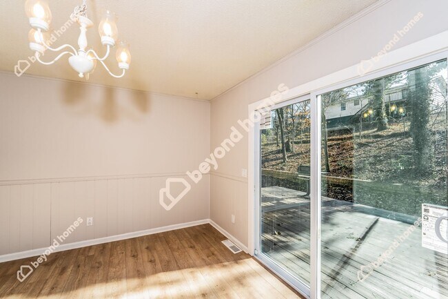 Photo - Beautifully Modernized 3 BR and 2 BA in on... Casa