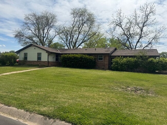 Building Photo - Spacious 3 Bedroom Home on Large Corner Lot with Sunporch!
