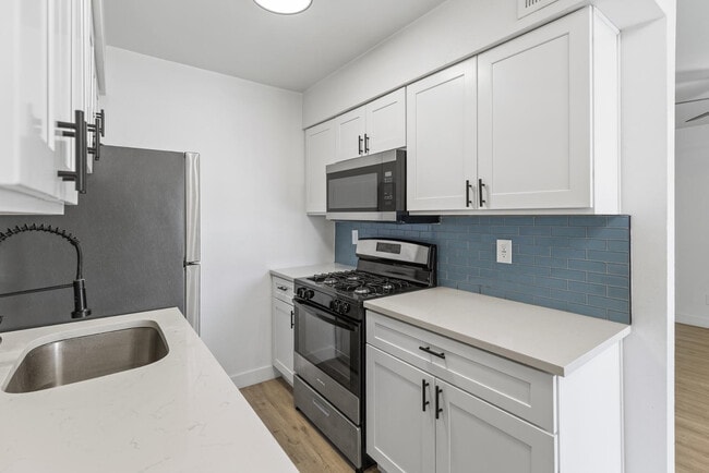 Building Photo - 302 E Monte Vista Rd Unit A16