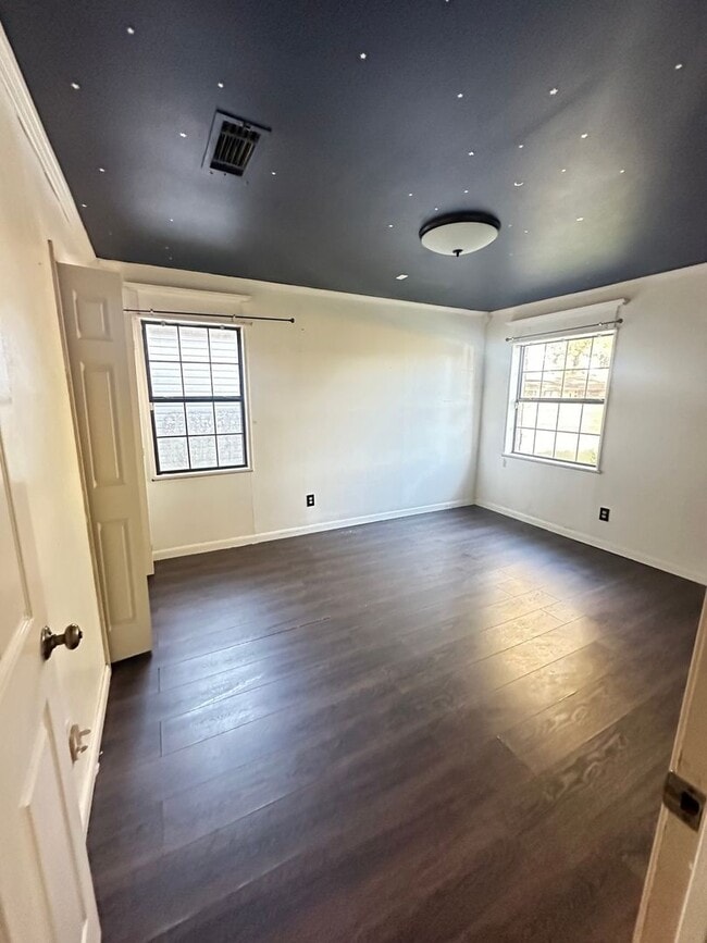 Photo - 3301 Thunderbird Ln