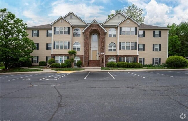 Building Photo - Updated 2-Bedroom Condo in Winston-Salem