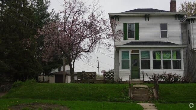 Building Photo - 715 Elm St Rental