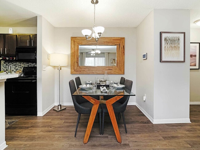 Experimente la elegancia contemporánea en este espacio de comedor cuidadosamente diseñado. - Advenir at The Oaks