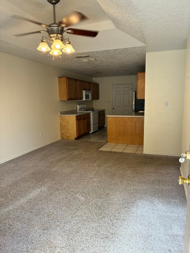 Building Photo - 726 W 17th Ln Unit 726 W 17th Lane