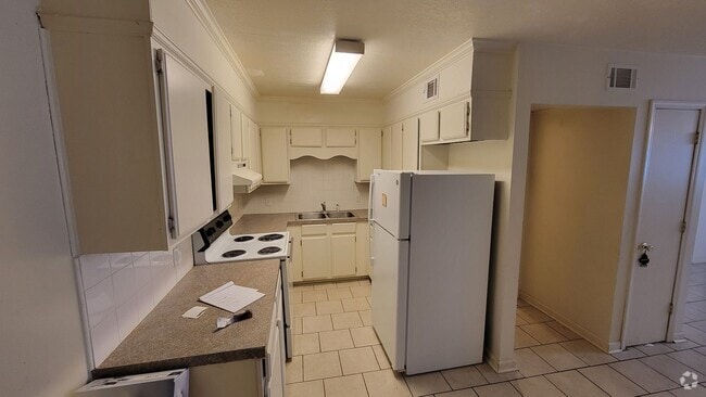 Building Photo - 2 Bedroom • 1.5 Bath • Townhouse Style Apa... Unit Apt 1