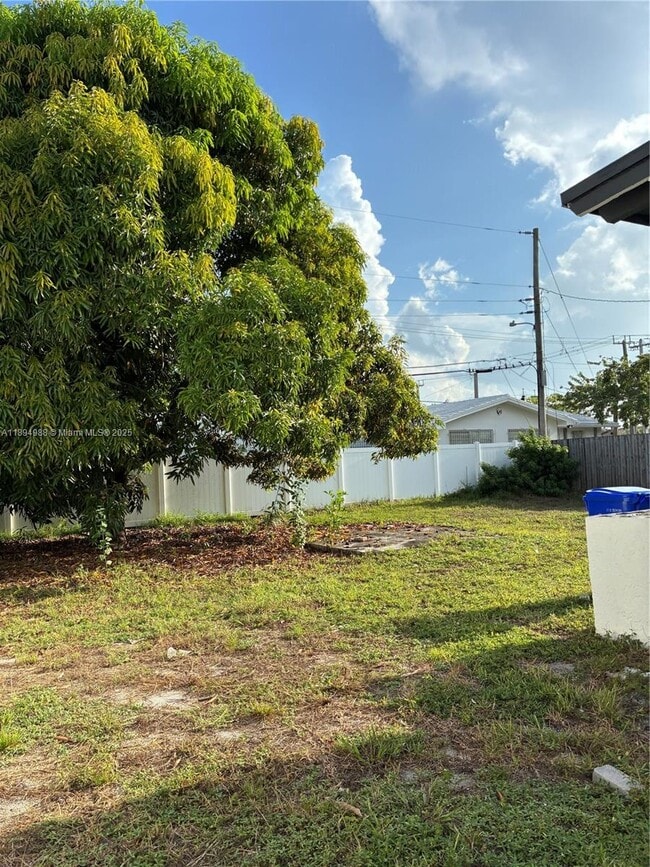 Photo - 550 NW 15th Ct