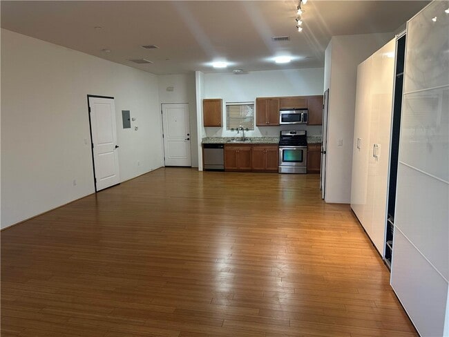 Photo - 255 W 7th St Unidad 13