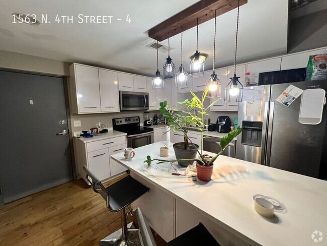 Building Photo - Stunning and Spacious 3 Bedroom Loft! Avai... Unit 4