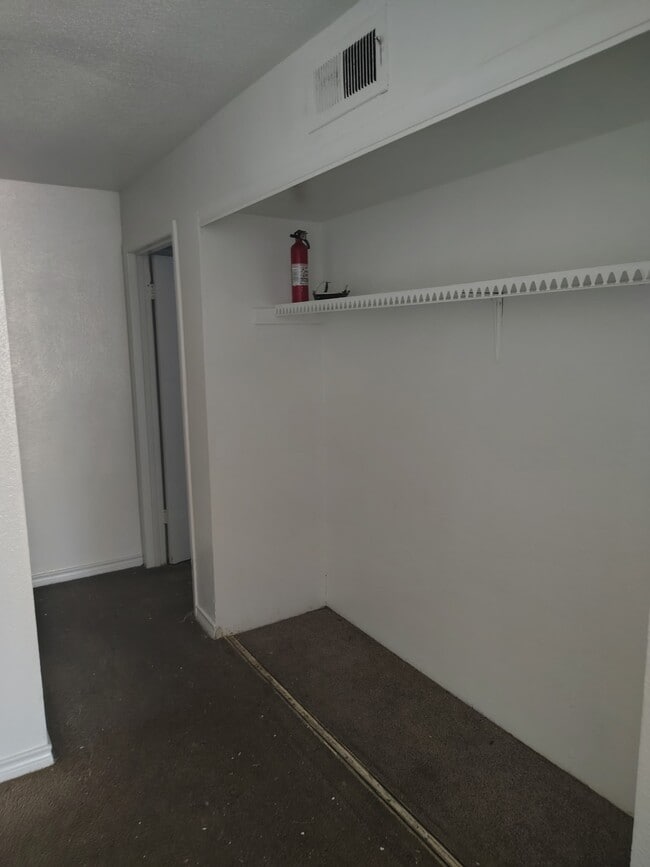 Building Photo - 5625 Antoine Dr Unit 423