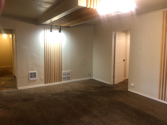 Photo - 1068 NE B St