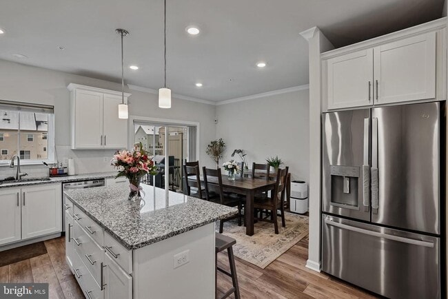 Photo - 865 Weald Way