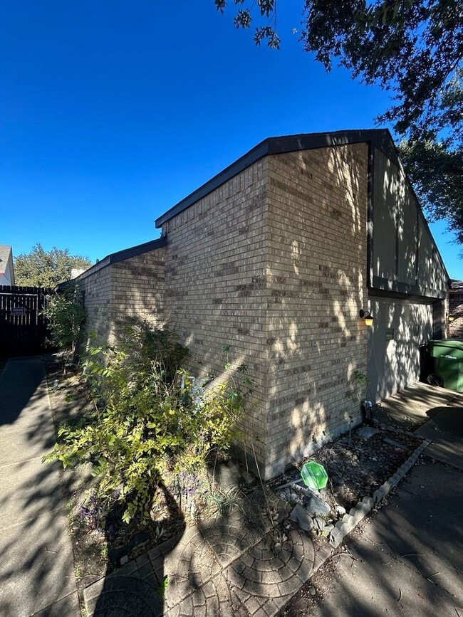 Photo - 972 333 1659