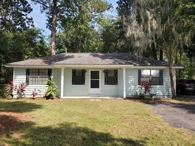 Building Photo - **Newly remodeled kitchen **  2 bedroom, 2bath Isle of Hope home with fenced in backyard and scre...