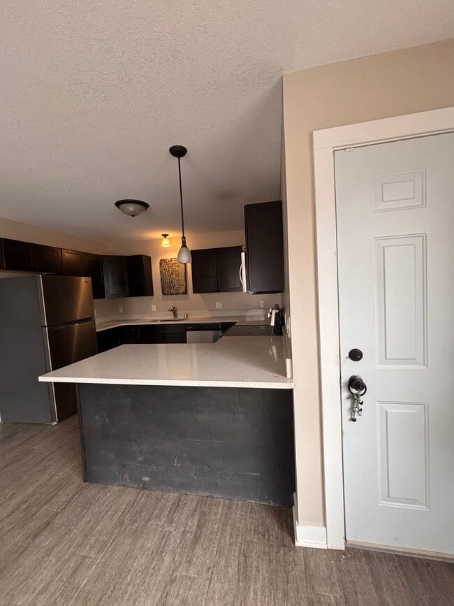 Photo - 84 Curtice St E