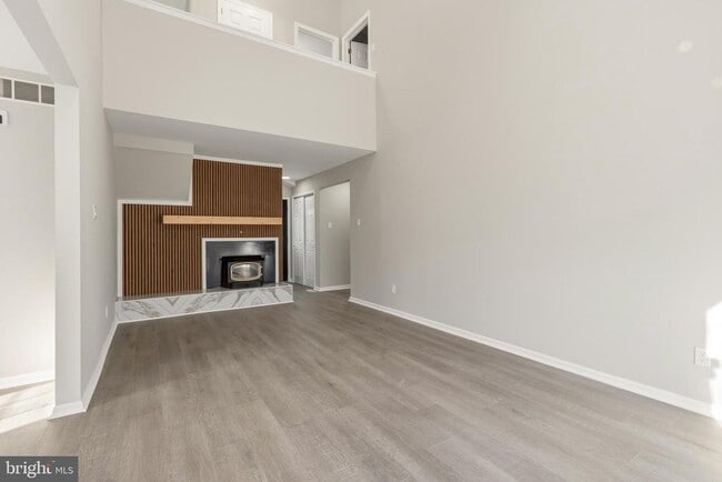 Photo - 221 Oak Ln