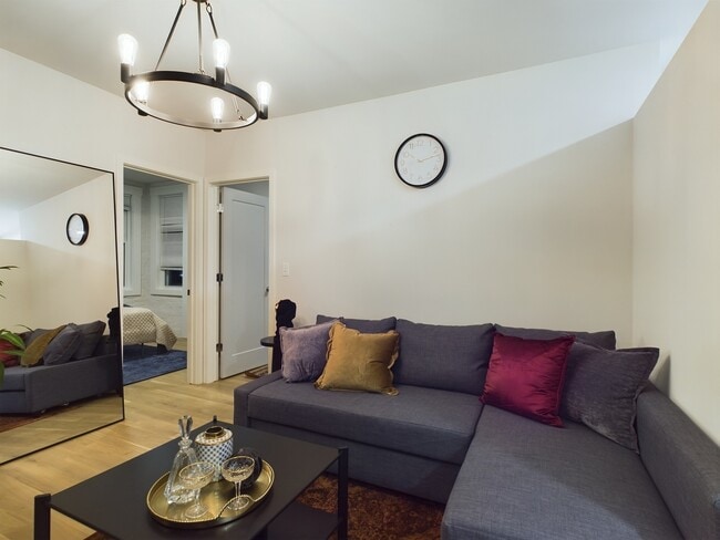 Photo - 2437 W Walton St