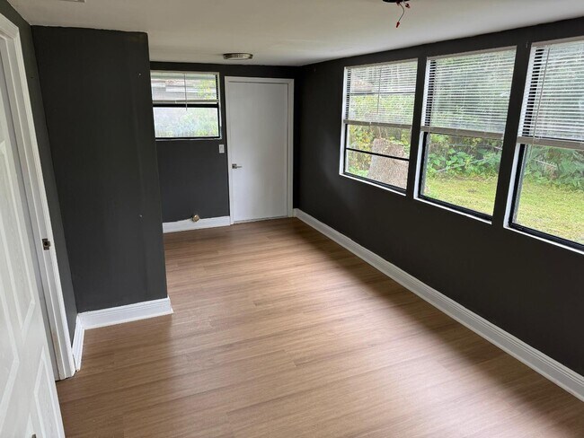 Photo - 407 St Clair St