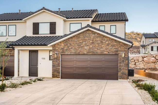 Building Photo - Beautiful 4 bedroom, 3.5 bathroom twin home in St George!