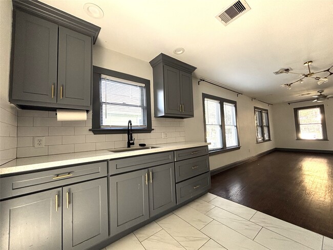 Building Photo - 806 Caplin St