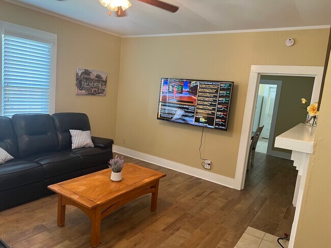 Photo - 105 Hillcrest St