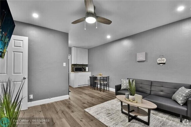Building Photo - 201 SE 23rd St Unit 2 Rental