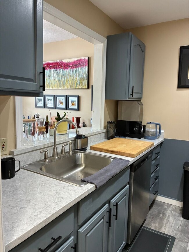 Photo - Wonderful 2 bedroom townhouse with heat in...