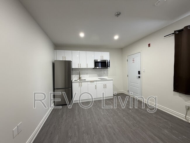 Building Photo - 7800 Lundy's Ln Unit 101