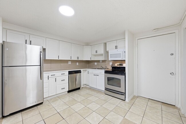 Photo - Renovated 1BR Condo | Community Clubhouse, Pool, Gym & Courts | $1,000 Unidad G08