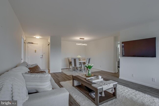 Photo - 203 Yoakum Pkwy Unidad 1217