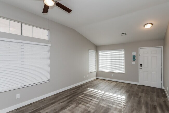 Photo - 801 Zinnia Cir