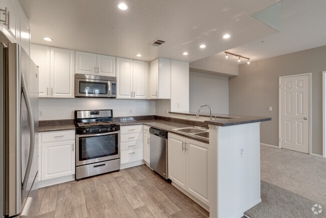 2BR, 2BA - 922SF
