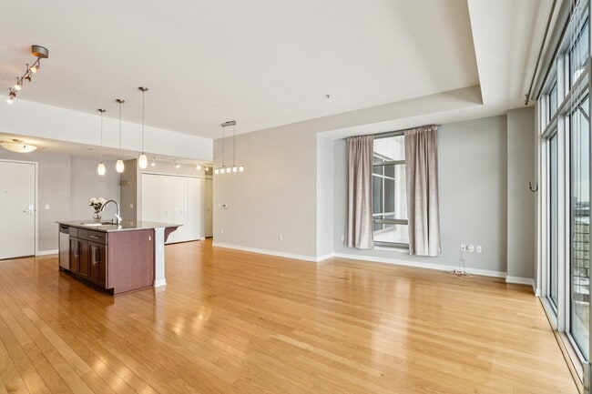 Photo - 106 W Seeboth St