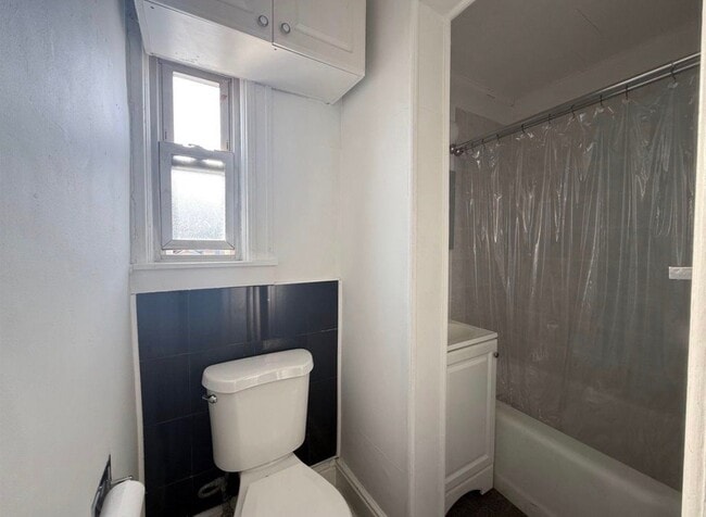 Photo - 606 59th St