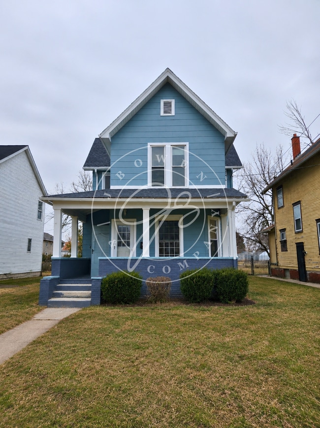 Building Photo - 1/2 off deposit with approved application! Bright & Updated 2-Bedroom Upper | Private Entry | Wat... Unit 1/2