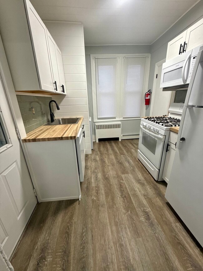 Building Photo - 327 1st Ave Unit 1st Fl