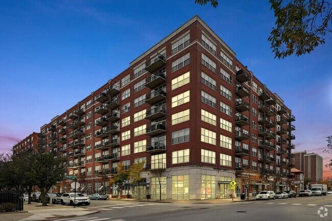 Building Photo - 6 S Laflin St Rental